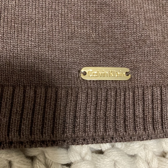 Small Calvin Klein sweater with gold detail - Picture 3 of 3